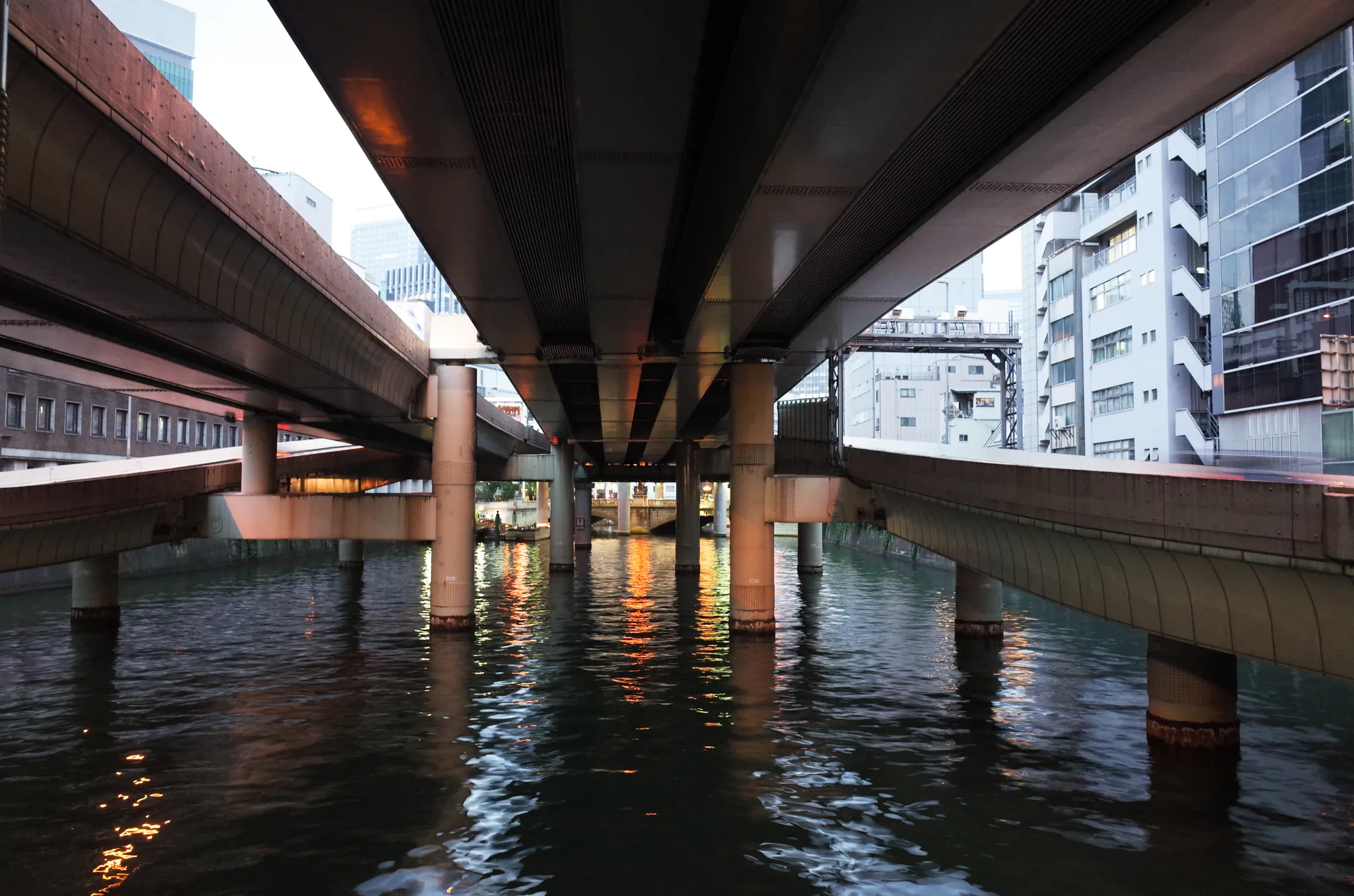 川に突き刺さる高架。