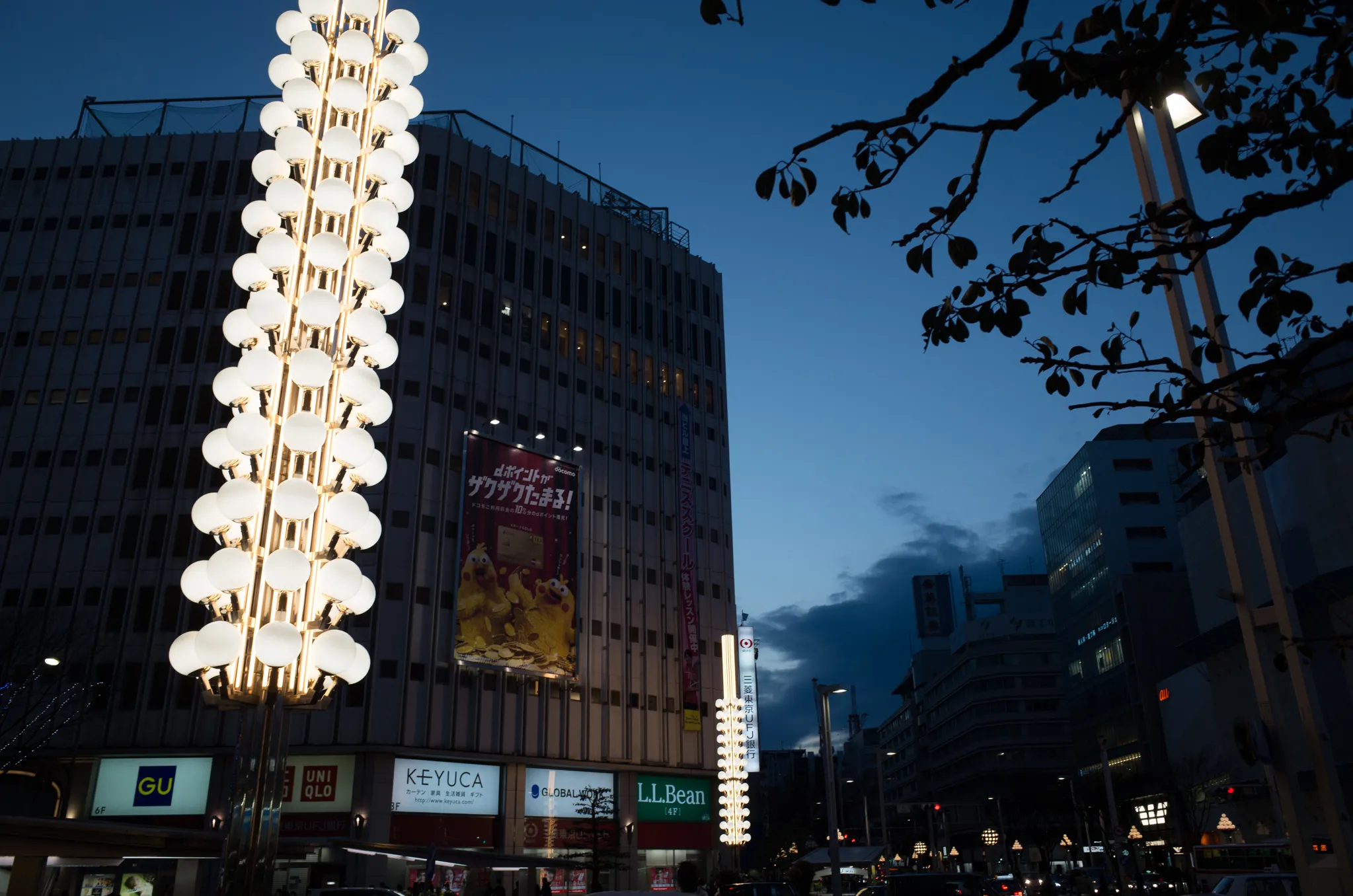 ギラッギラの照明。交差点の四方に1本ずつ建ってる