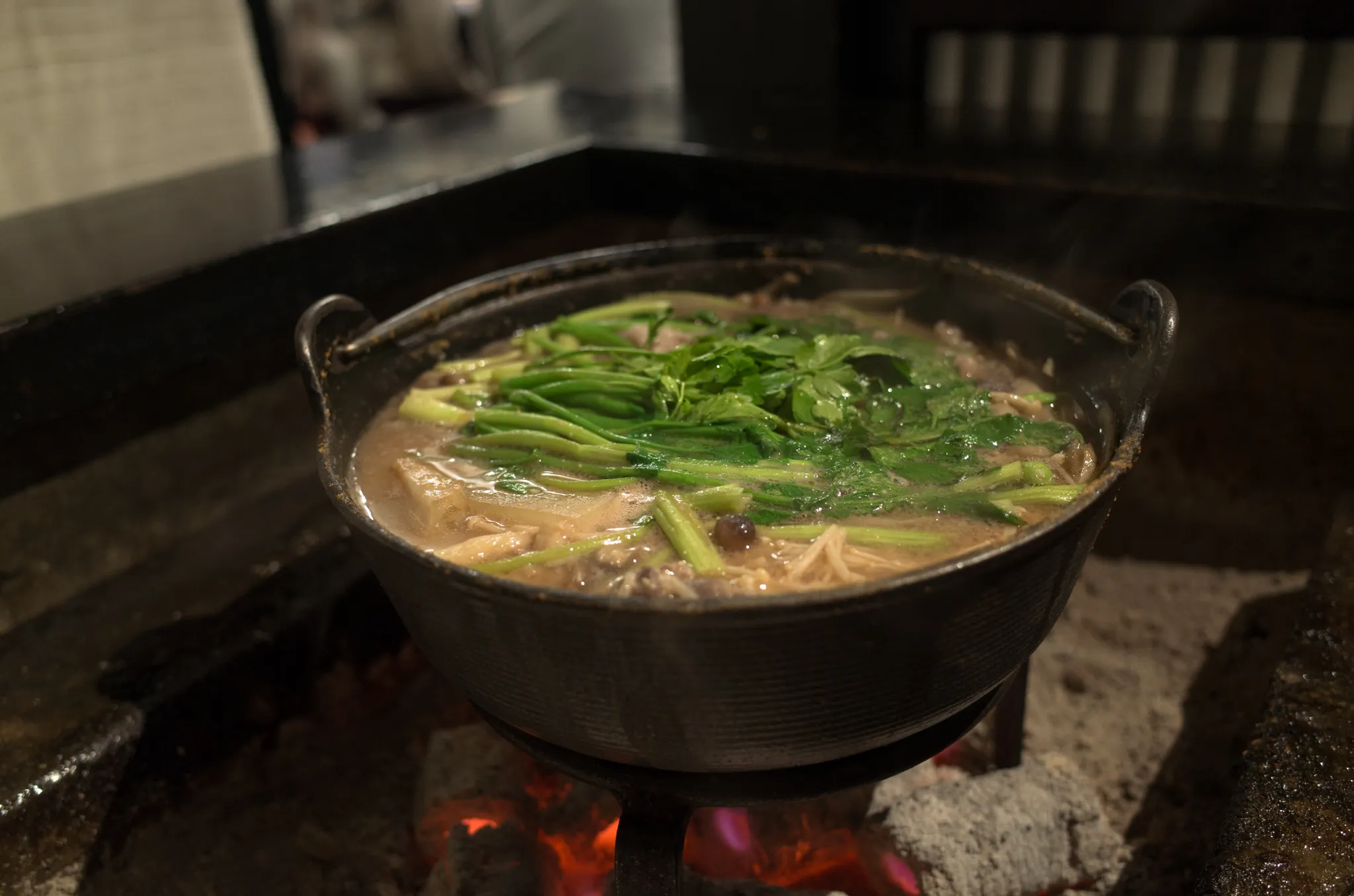 熊鍋。見たことないキノコとか入ってる